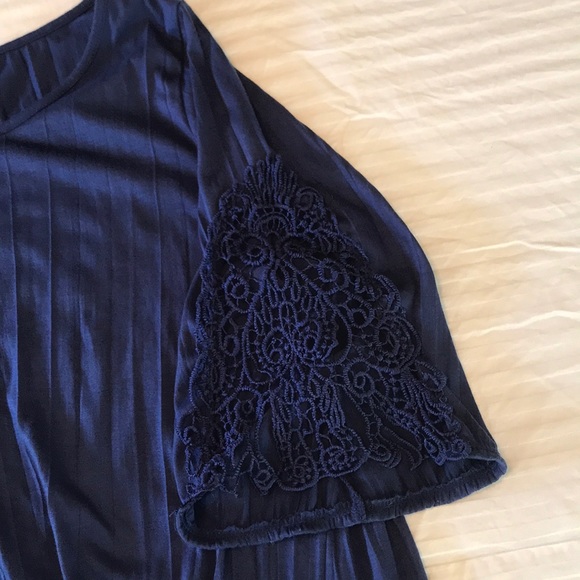 •BUNDLE ONLY• NEW YORK LAUNDRY TOP - Picture 2 of 8